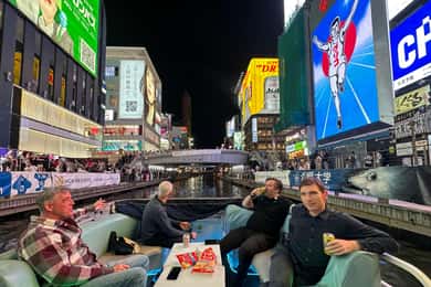 Osaka: Plavba po řece Dotonbori s výhledem na nápis Glico a neonové osvětlení