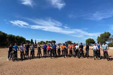 Granada: Bike Tour in E-bike through Sacromonte and Darro River