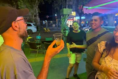 Xi'an Bar Crawl: Drink, Gaming, Snacks & Meet with Locals