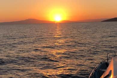 Kalamata: 2-hour Sunset cruise with local wine& fruit salads