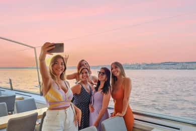 Lisboa: Solnedgangscruise på elven Tejo med velkomstdrink