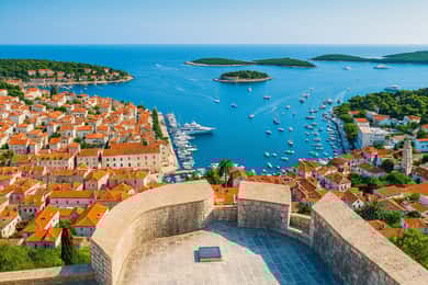 Makarska: 4-wyspowa wycieczka jachtem do miasta Hvar i wysp Pakleni