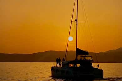 Mallorca: Middag ombord på en privat katamaran med snorkling och paddelsurfing
