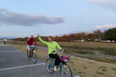 京都の隠れた名所をサイクリングして祇園を散策