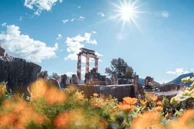 Athens: Delphi, Corycian Cave, and 300 Battlefield Day Trip