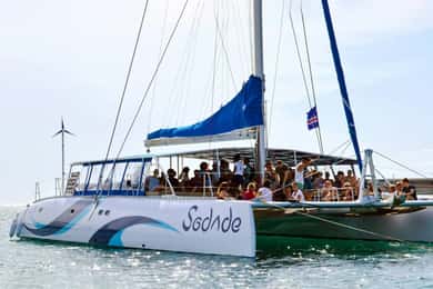 Cruzeiro de catamarã na Ilha do Sal com bebidas e lanches incluídos