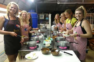 Krabi: Afsløring af thailandske smagsoplevelser om aftenen på Smart Cook School