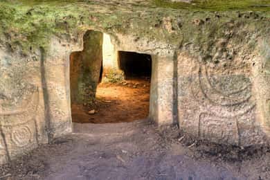 Alghero: Anghelu Ruju Necropolis with Audio Guides