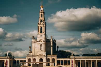 Desde Lisboa: Tour a Fátima, Batalha, Nazaré y Óbidos con guía italiano.