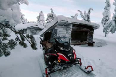Lappland: Exklusive private 7-stündige Schneemobil-Tour mit Guide
