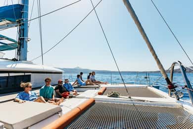 Santorini: Viagem de 1 dia em um catamarã de luxo com refeição e open bar