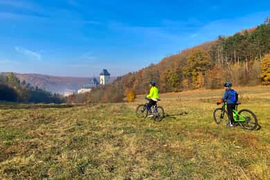 Viagem de 1 dia de mountain bike para o Castelo de Karlstejn