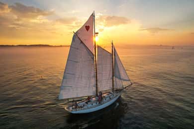 Portland, Maine: Windjammer-Kreuzfahrt bei Sonnenuntergang entlang der Küste