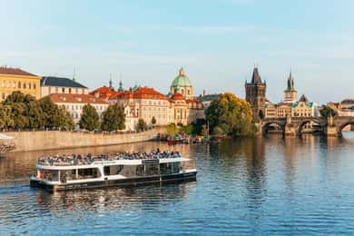 Prag: Nachtfahrt auf der Moldau mit Buffet