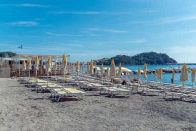 Sestri Levante: Strandtag mit Liegestühlen und Sonnenschirm - Sektor 3