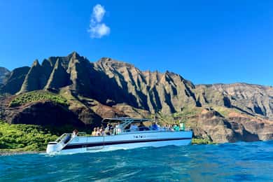 Kauai: Na Pali Coast Deluxe Power Catamaran Tour
