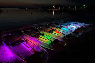 Rab: Aventuri de noapte kayaks transparente iluminate