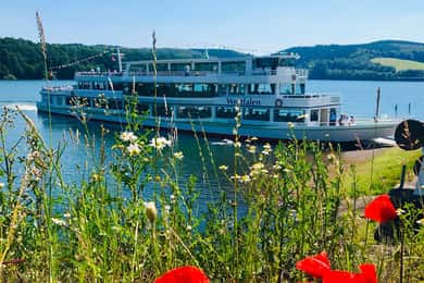 Passeio de barco no Biggesee: romance à beira do lago nas montanhas Sauerland!