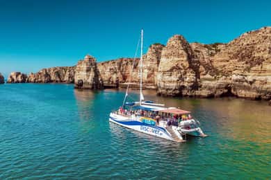 Lagos nach Burgau: Katamaran-Kreuzfahrt an der Algarve mit Mittagessen