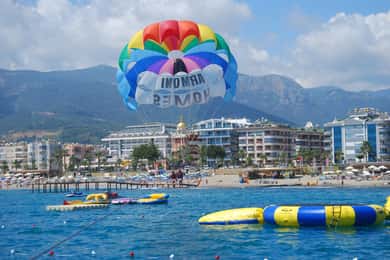Vola sopra Alanya: l'ultima avventura di parasailing!