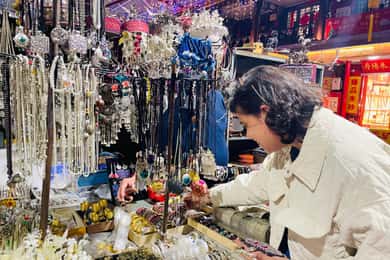 Avventura di contrattazione al mercato notturno con una guida inglese!