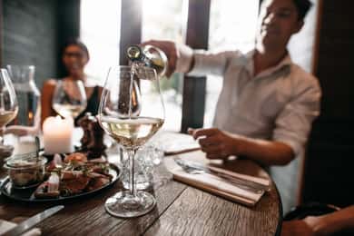 Sevilla: Lustige Weinverkostung mit einem spanischen Sommelier