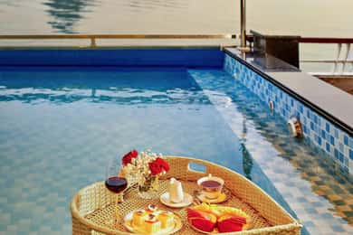 Hanoi: Ha Long Bay Trip with Luxury Cruise & Buffet Lunch