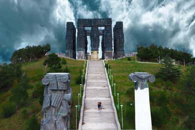 Tbilisi: Alternative (All Inclusive) City Tour, Lunch & Wine