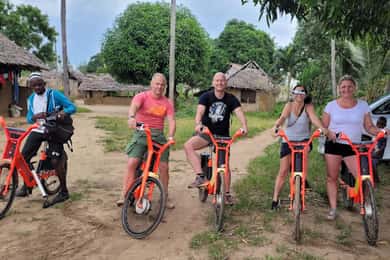 Diani Beach: Village tour on a bike with hotel pick-up