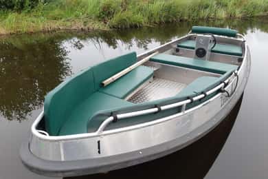 Giethoorn: 2 Uur 6 personen boot stuurwiel + kussens