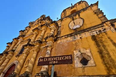 León City Walking Private Tour