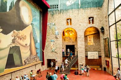 Z Barcelony: Wycieczka z przewodnikiem po Gironie i Muzeum Dalí w Figueres