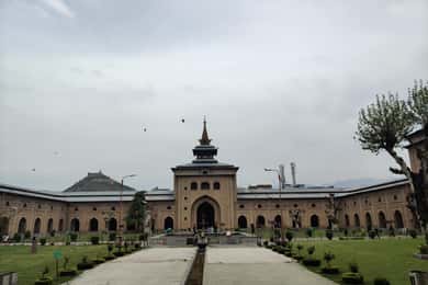 Srinagar: Private Old City and Mughal Gardens Guided Tour