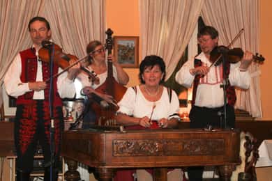 Praga: Tradycyjny wieczór folklorystyczny z kolacją i muzyką