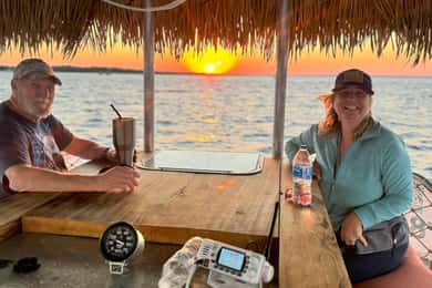 Panama City Beach: 90 minuti di tour in barca Tiki al tramonto