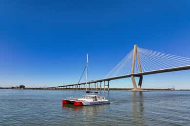 Charleston: Passeio de catamarã com mimosa e mini brunch no domingo