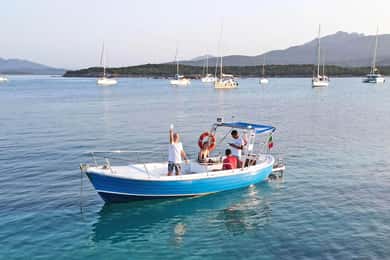 Olbia: Aperitif auf einem Boot bei Sonnenuntergang an der Costa Smeralda