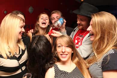 Praga: Pub Crawl de Ano Novo e Entrada no Clube Karlovy Lazne