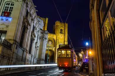 Lisbon: Luxury Fado Tour with Dinner included