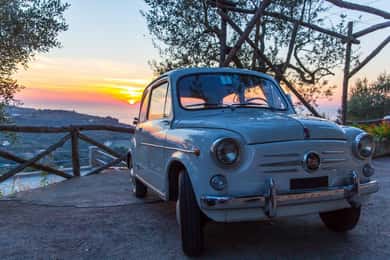 Napoli: Fiat 500 tai 600 -autolla.