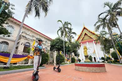 Bangkok: tour guiado en e-scooter a los templos y la ribera