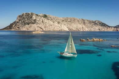 TAVOLARA TOUR MIT 15 METER LANGEM OLDTIMER-SEGELBOOT MIT APERITIF