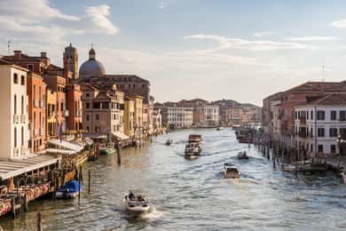 Caminho de ferro de Santa Lucia ao centro de Veneza em táxi aquático partilhado