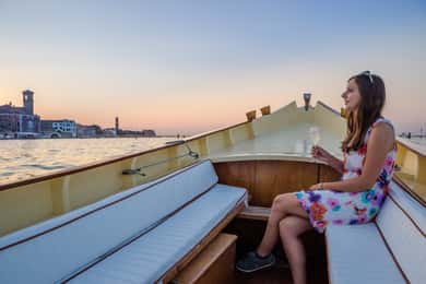 Venedig: Kreuzfahrt bei Sonnenuntergang mit einem typisch venezianischen Boot