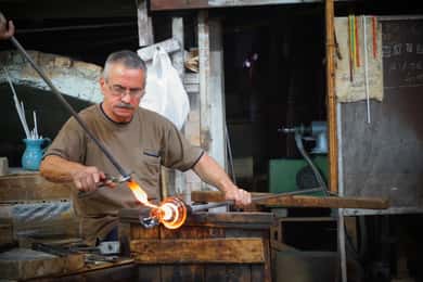 Rundtur i Murano-glasfabriken och demonstration av glasblåsning