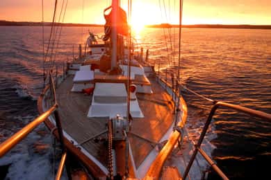 Lisboa: luz del día o atardecer en un velero vintage