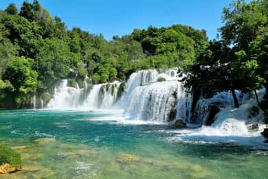 Vanuit Omiš: Krka watervallen en Trogir Tour in kleine groep