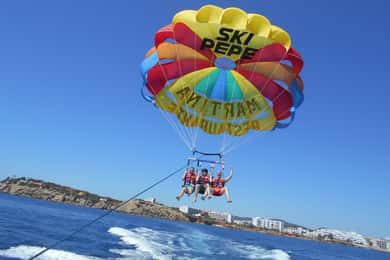 Santa Eulària des Riu: Parasailing båttur med drinkar