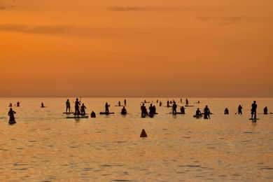 Barcelona: Paddleboard o wschodzie słońca. W cenie: nauczyciel, zdjęcia/filmy, materiały, sprzęt.