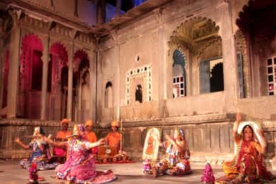 Udaipur: Evening Boat Ride with Puppet Show and Dinner